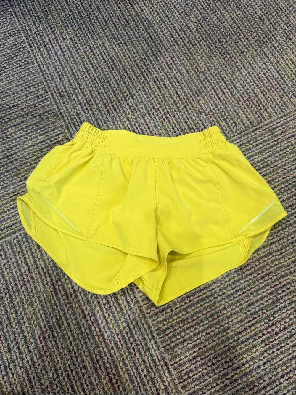 Lululemon Gold Hotty Hot Low Rise Lined Shorts Size 6 Reg 2.5” Inseam